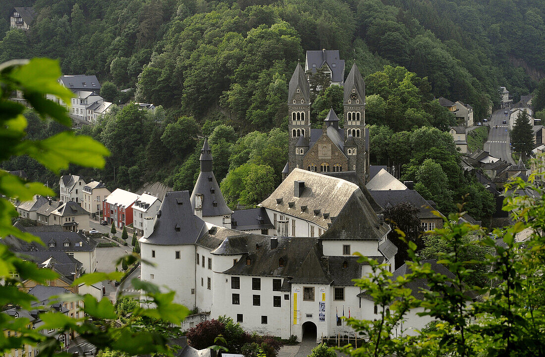 Blick auf Pfarrkirche und Burg, Clervaux, Ardennen, Nord-Luxemburg, Luxemburg, Europa