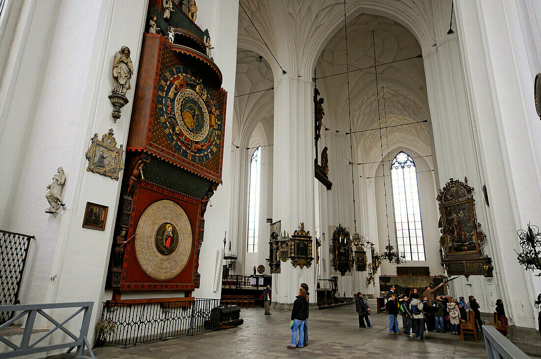 Blick auf astronomische Uhr in der Marienkirche, Rechtstadt, Danzig, Polen, Europa