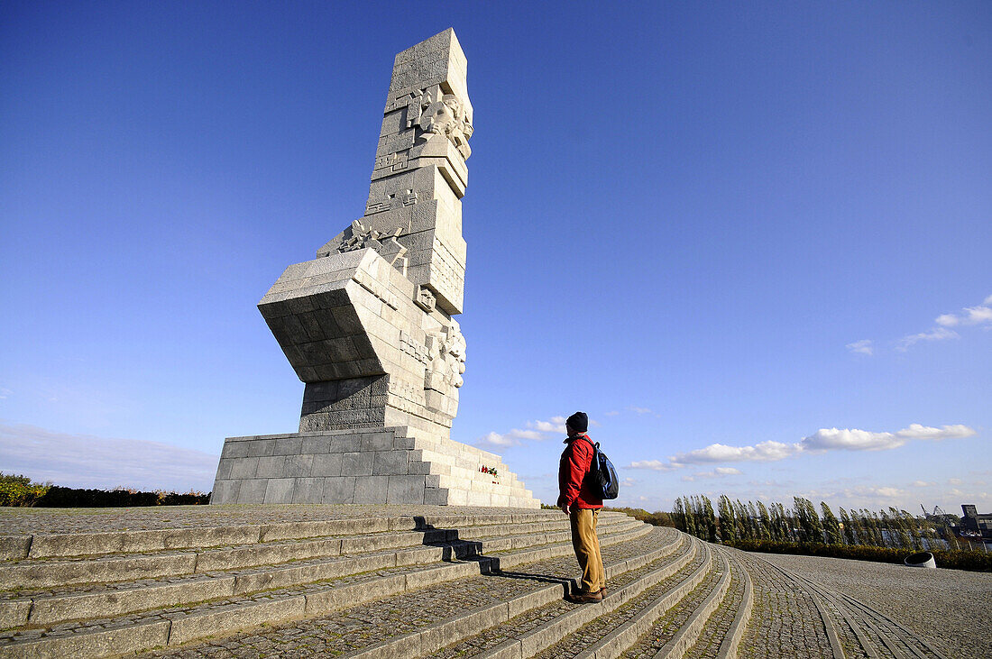 Mann an der Westerplatte im Sonnenlicht, Polnische Ostseeküste, Polen, Europa