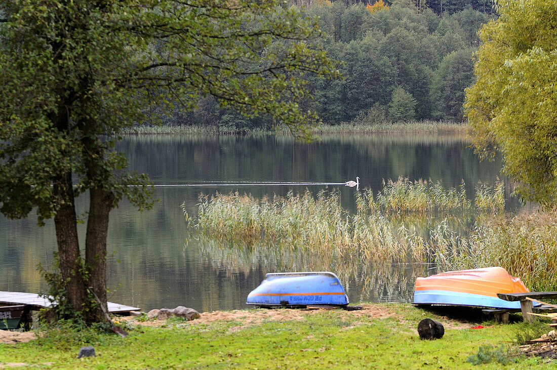 Boote an einem See in der Kaschubischen Schweiz, Polnische Ostseeküste, Polen, Europa