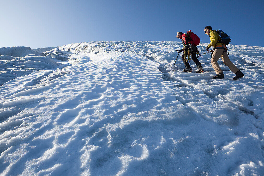 Zwei Bergsteiger im Aufstieg auf Eisfeld, Clariden, Kanton Uri, Schweiz