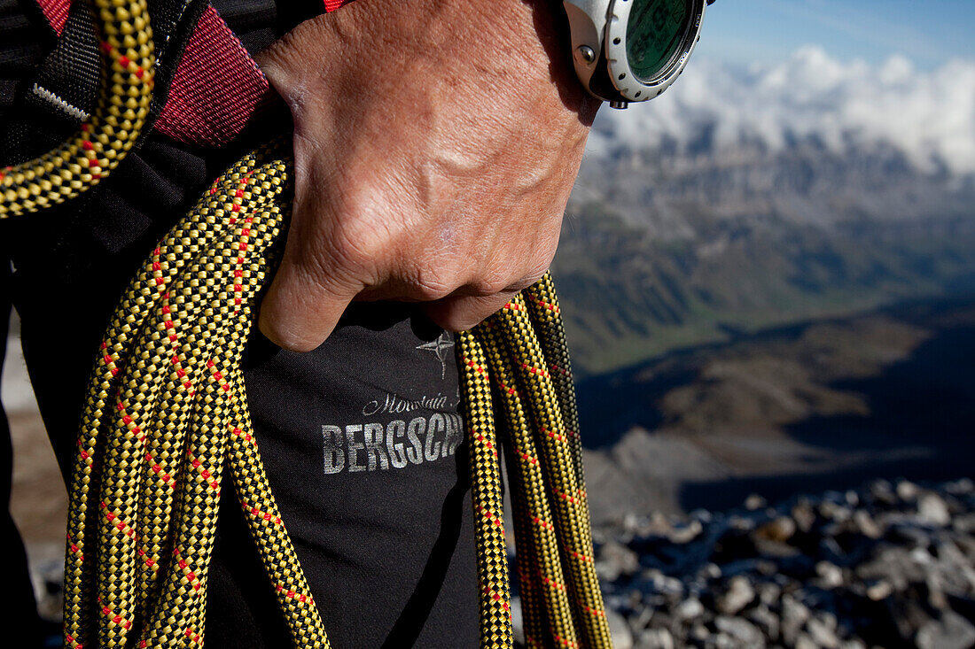 Hand hält ein Kletterseil, Schweiz