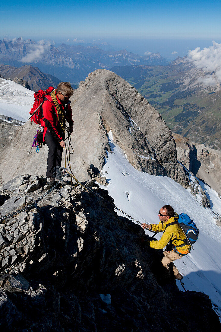 Zwei Bergsteiger klettern zum Gipfel des Clariden, Kanton Uri, Schweiz