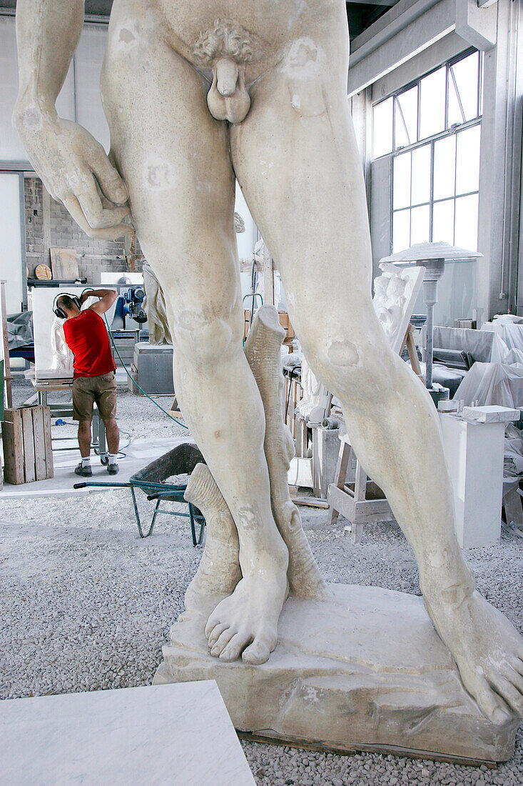 Sculpteur Sur Marbre Blanc Extrait De La Carriere De Michel Ange, Atelier De Sculpture De La Societe Barattini, Cave Michelangelo, Carrare, Toscane, Italie
