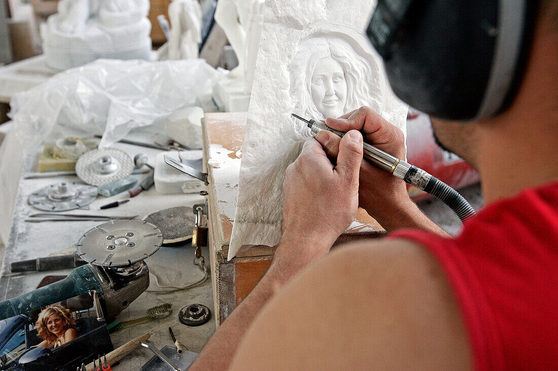 Sculpteur Sur Marbre Blanc Extrait De La Carriere De Michel Ange, Atelier De Sculpture De La Societe Barattini, Cave Michelangelo, Carrare, Toscane, Italie