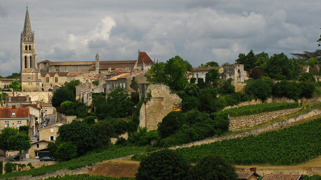 Village Of Saint-Emilion, In The Bordeaux Wine-Growing Region. The Jurisdiction Of Saint-Emilion Has Been Listed By Unesco As World Heritage, Gironde (33), France