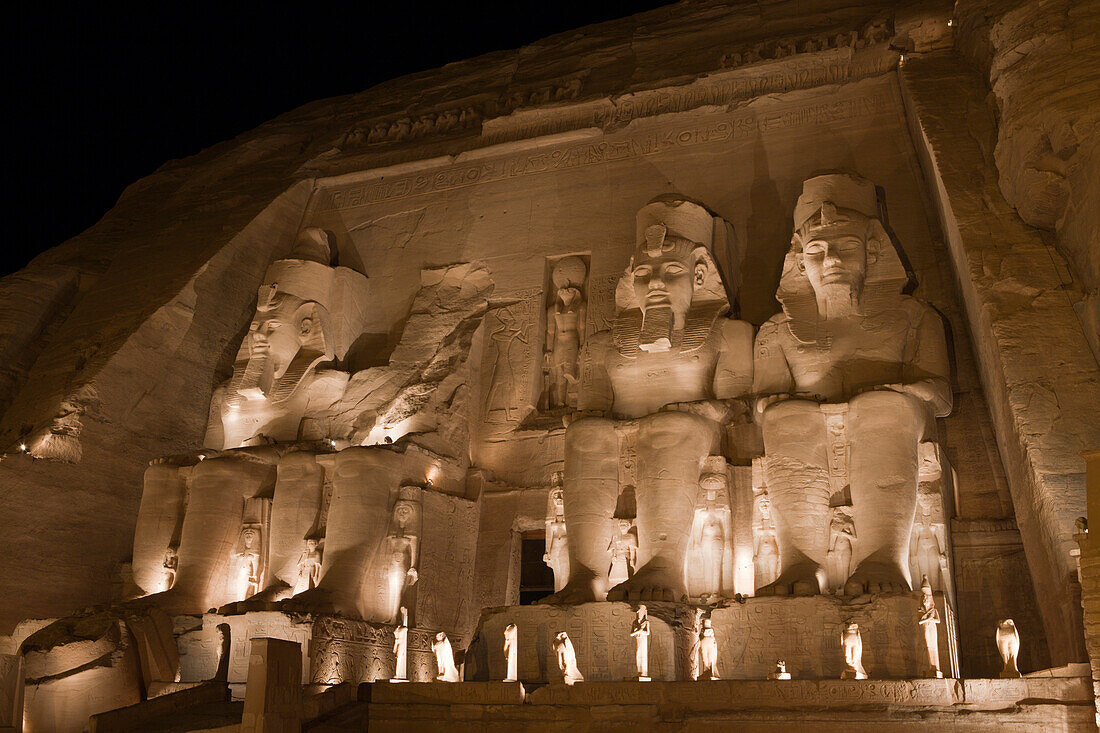 Grosser Tempel von Pharao Ramses II. wird bei Lichtshow beleuchtet, Abu Simbel, Ägypten
