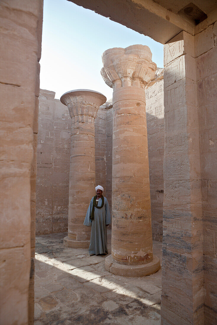Säulenhalle von Tempel El-Ghweita in Kharga Oase, Libysche Wüste, Ägypten