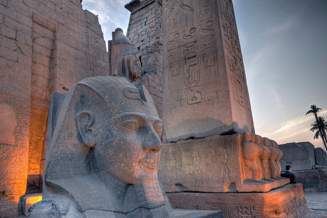 Beleuchteter Eingang von Luxor-Tempel mit Ramses II. Statue und Obelisk, Luxor, Ägypten