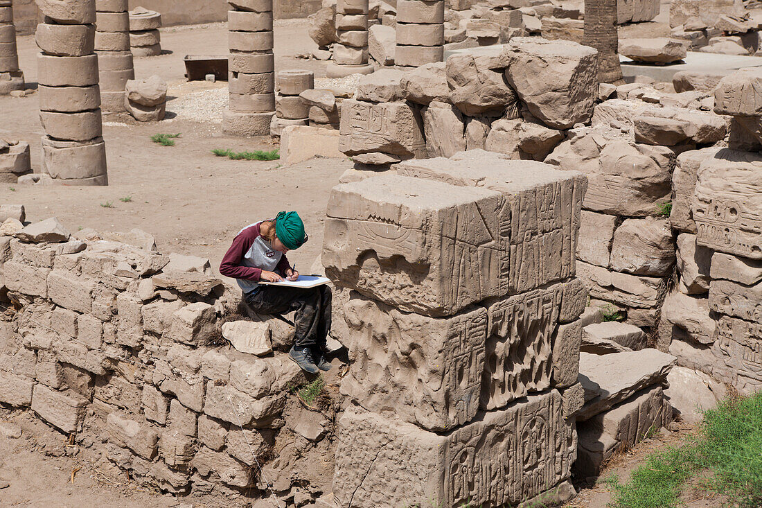 Archaeologin in Karnak Tempel, Luxor, Ägypten