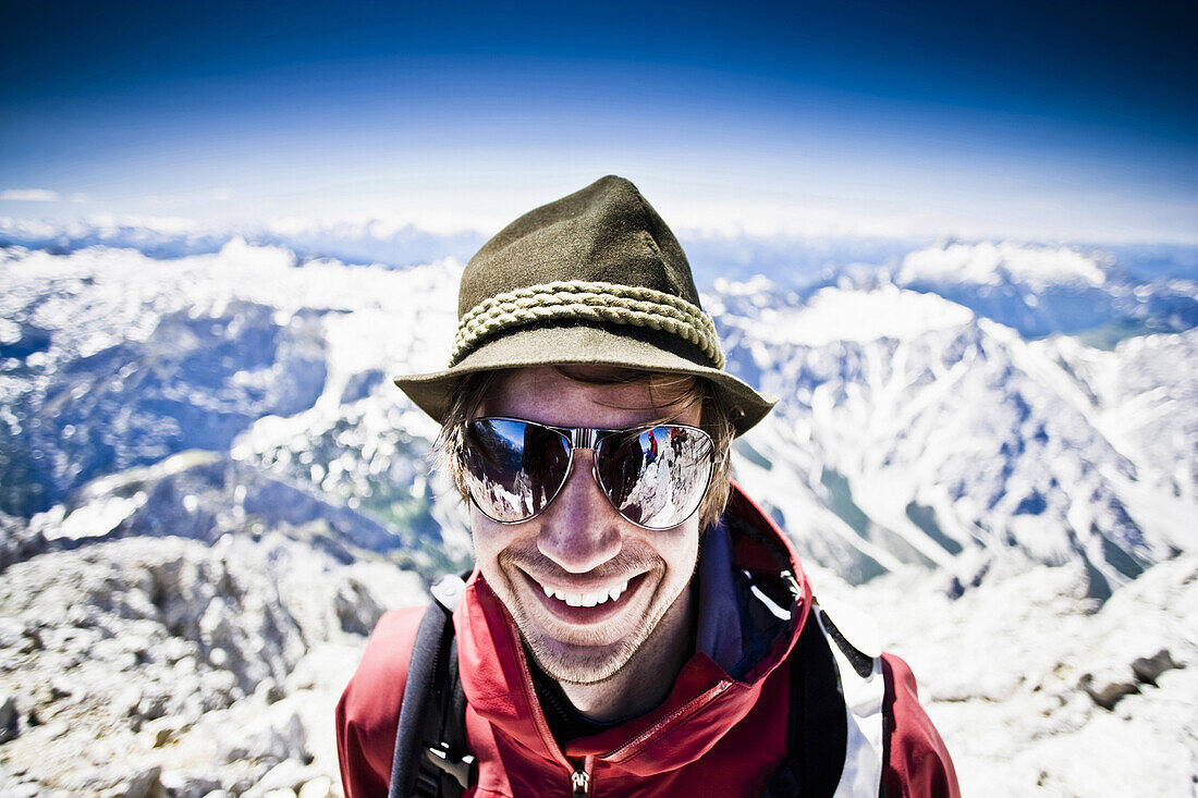 Mann mit Sonnenbrille lächelt in die Kamera, Watzmann, Berchtesgadener Alpen, Berchtesgaden, Bayern, Deutschland