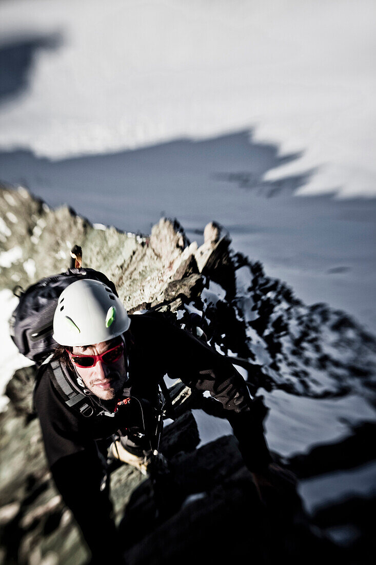 Mann klettert am Stüdlgrat, Großglockner, Hohe Tauern, Kärnten, Österreich