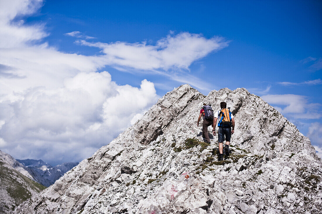 Wanderer besteigen Rumer Spitze, Innsbruck, Karwendel, Tirol, Österreich