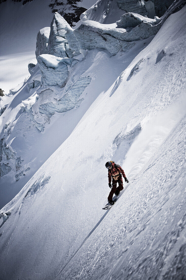 Snowboarder, Alpeiner Ferner, Stubai Alps, Tyrol, Austria