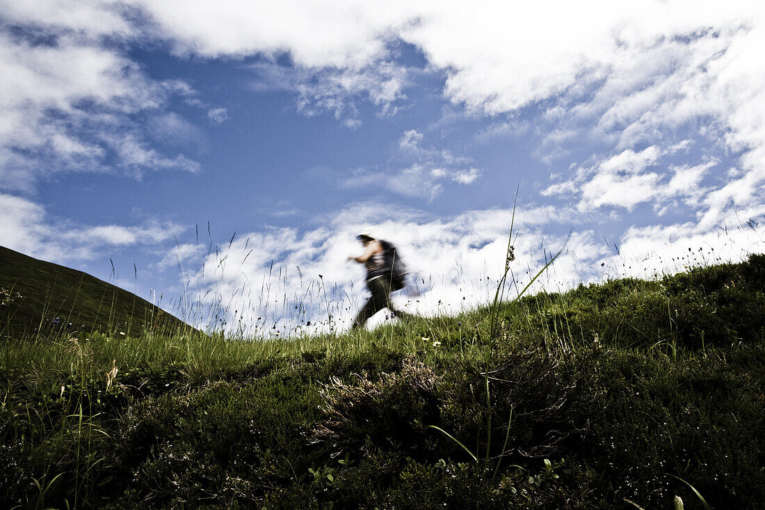 Frau beim Wandern, Obere Röbi Alm, Gargellen, Montafon, Vorarlberg, Österreich