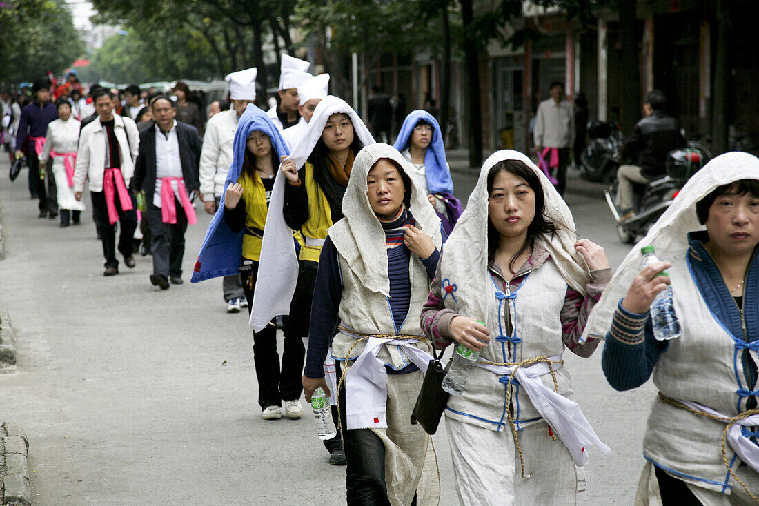 Menschen bei einem Trauerumzug auf der Strasse, Frauen mit weissen Tüchern,Jinfeng, Changle, Provinz Fujian, China, Asien