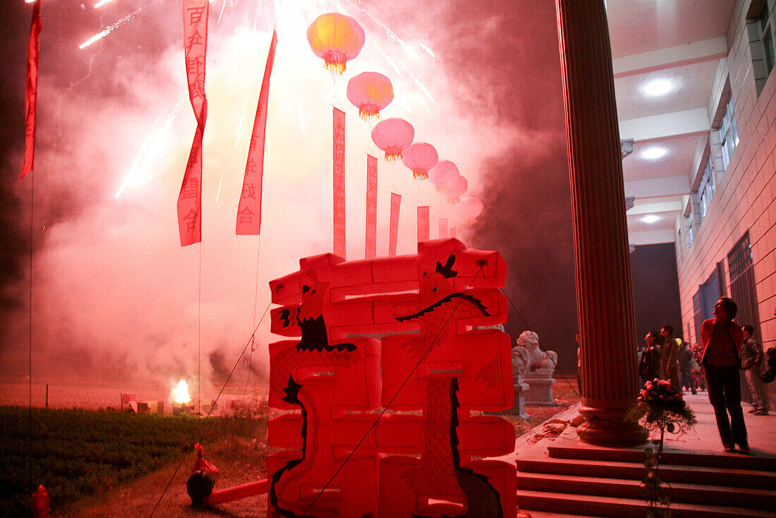 Feuerwerk bei einer traditionellen chinesischen Hochzeit, Jinfeng, Changle, Provinz Fujian, China, Asien