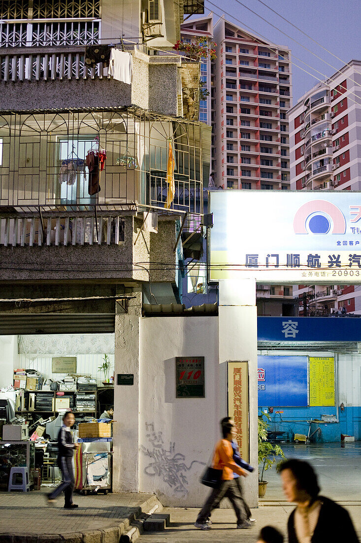 Menschen auf der Strasse am Abend, Stadt Siming, Xiamen, Fujian Provinz, China, Asien