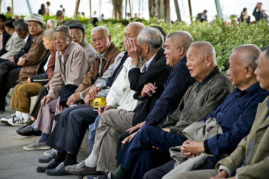 Old men sitting in a park, Lundu district, Xiamen, Fujian province, China, Asia