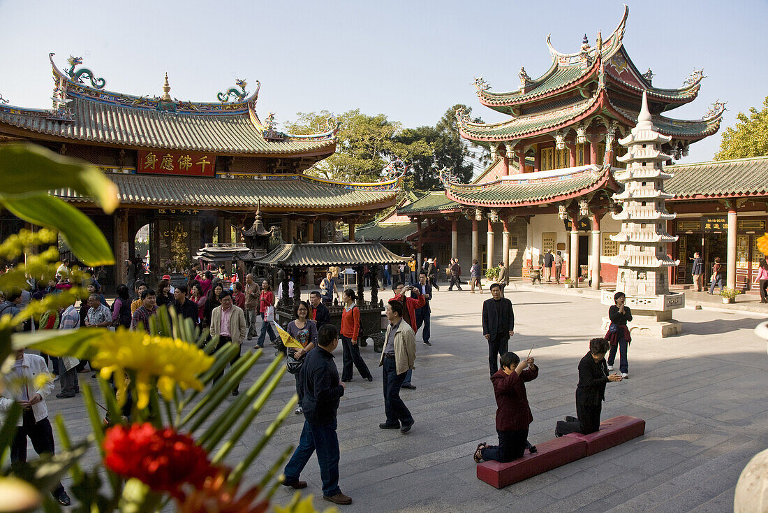 Menschen im Innenhof des Nanputuo Tempels, Xiamen, Fujian Provinz, China, Asien