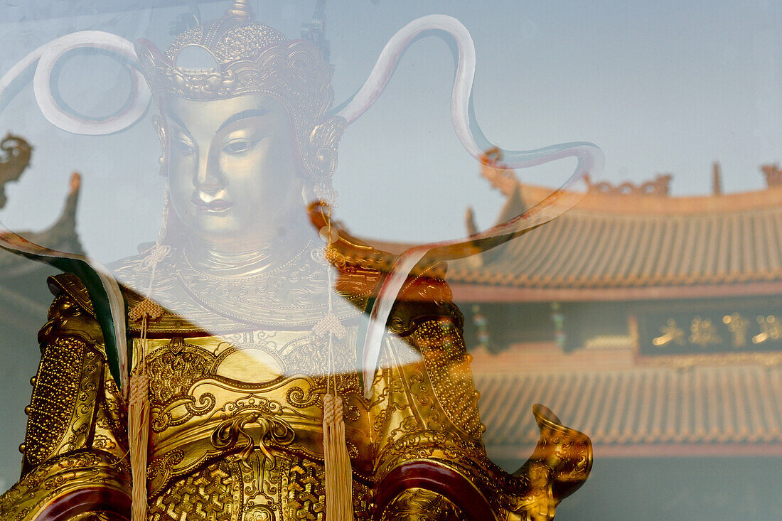 Statue of Weituo and reflection of the Puguang temple, Xiamen, Fujian, China, Asia