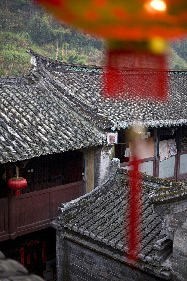 Blick über Dächer einer Herberge, traditionelles Haus der Hakka, Hongkeng, Longyan, Fujian, China, Asien