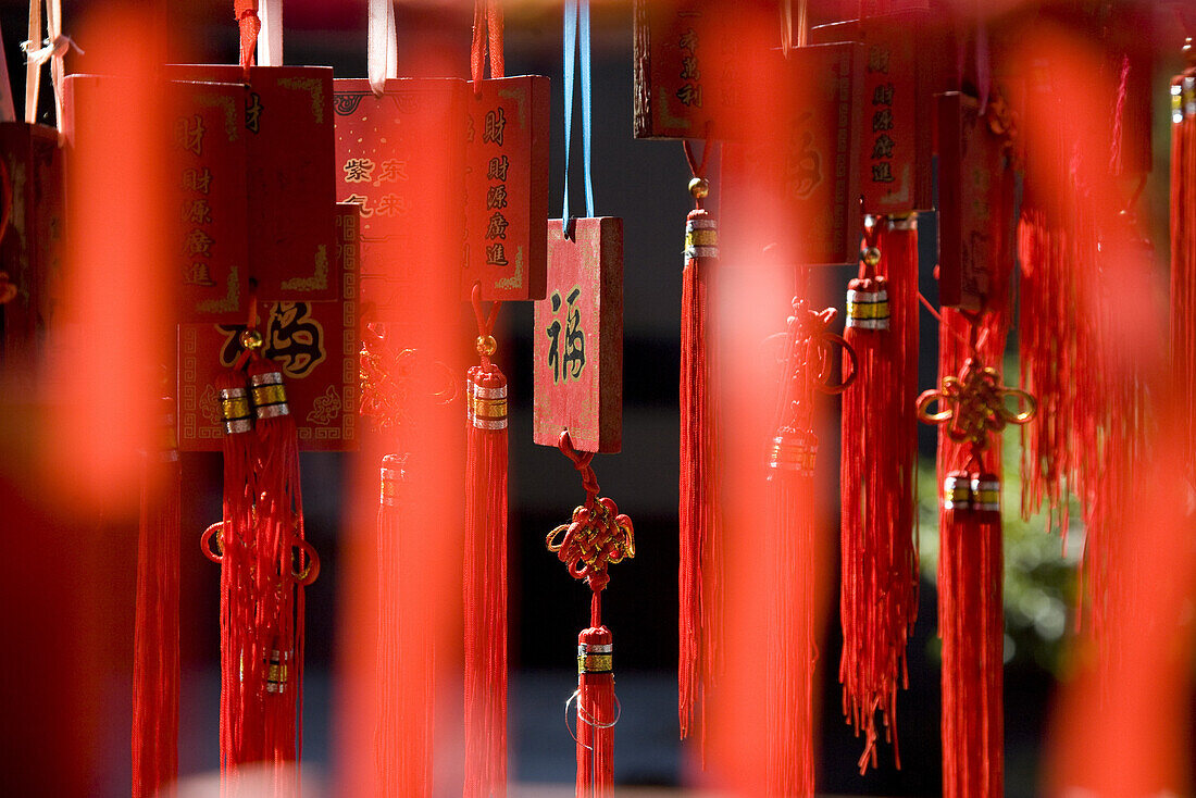 Rote Glücksbringer aus Holz in einem Tempel der Hakka, Hongkeng, Longyan, Fujian, China, Asien