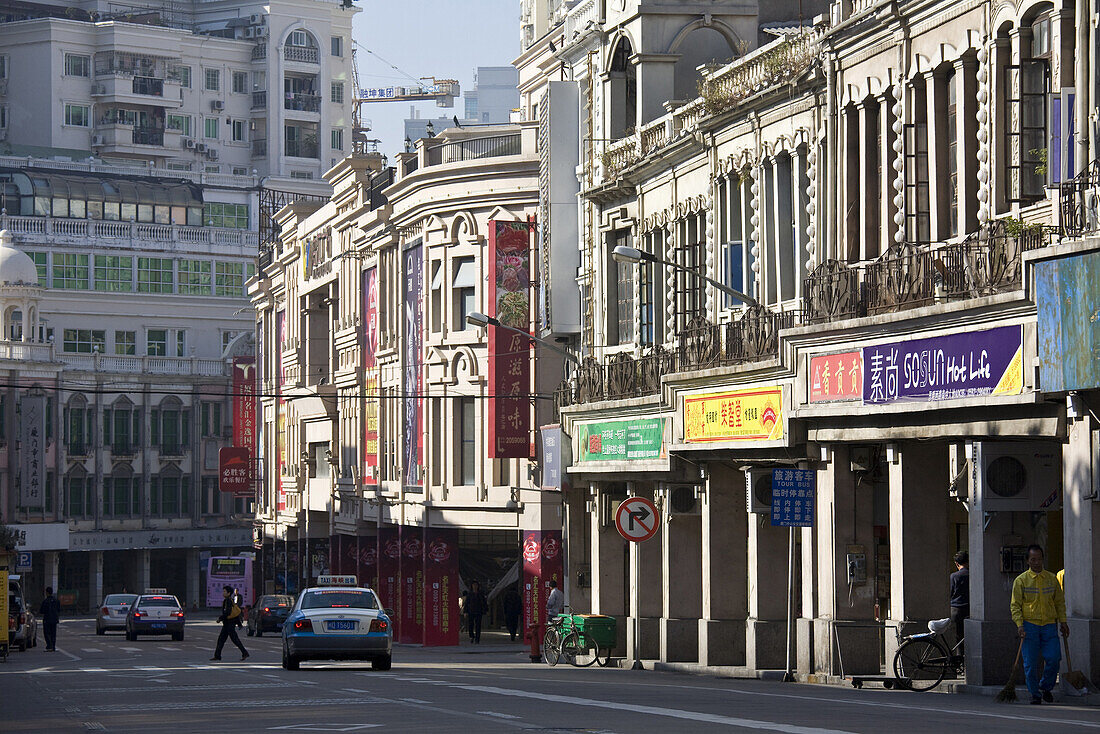 Gebäude und Läden in der Einkaufsstrasse Zhongshanlu, Xiamen, Fujian, China, Asien