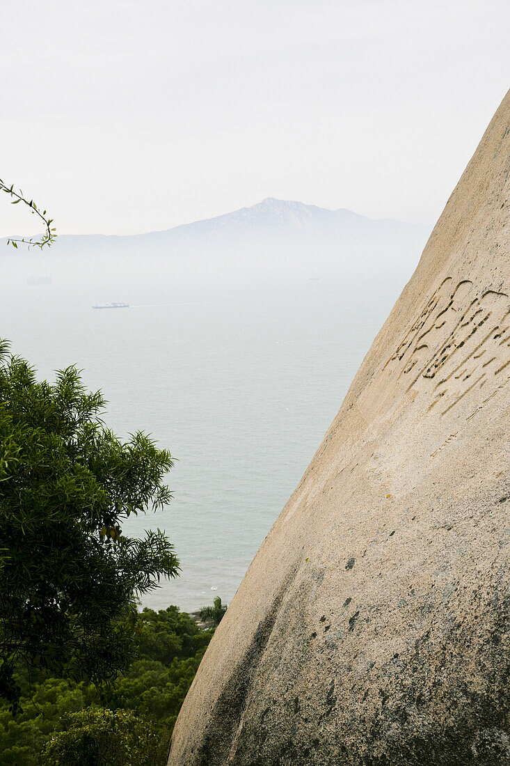 Blick aus den Bergen auf das Meer und auf die taiwanische Insel Jinmen, Xiamen, Fujian, China, Asien