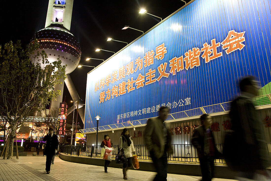 Menschen auf dem Platz vor dem Oriental Pearl Tower bei Nacht, EXPO 2010 Shanghai, Pudong,  Shanghai, China, Asien