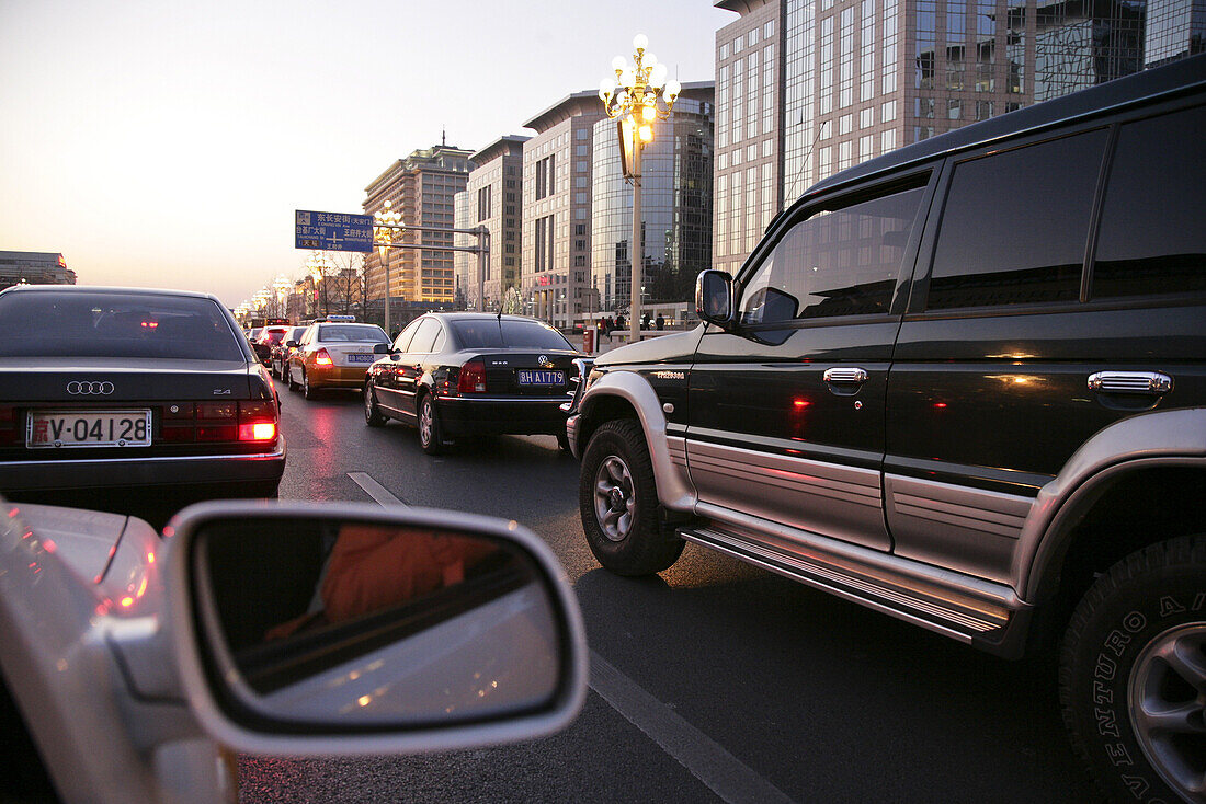 Autos im Stau in der Abenddämmerung, Chaoyang District, Peking, Beijing, China, Asien