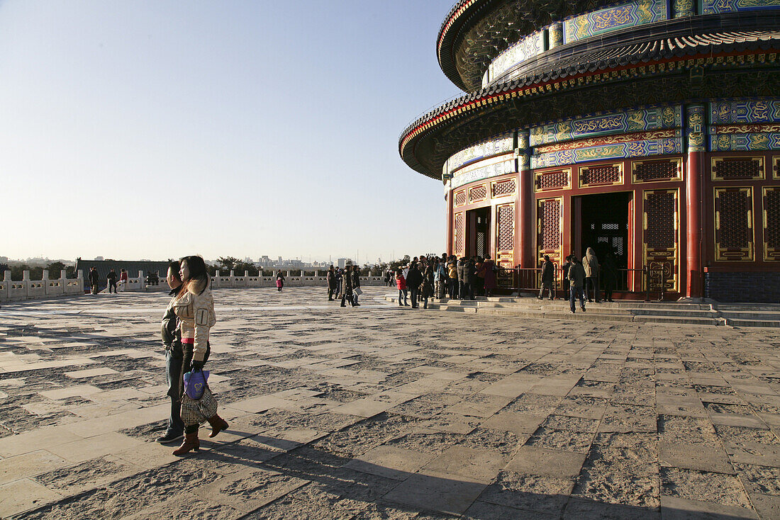 Menschen vor dem Himmelstempel im Licht der Abendsonne, Tiantan, Peking, China, Asien