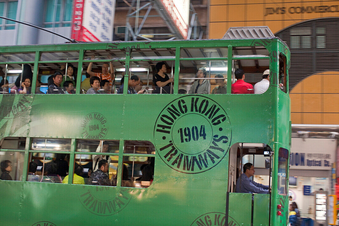 Hong Kong tramways, Menschen in doppelstöckiger Straßenbahn, Hongkong Island, Hongkong, China, Asien