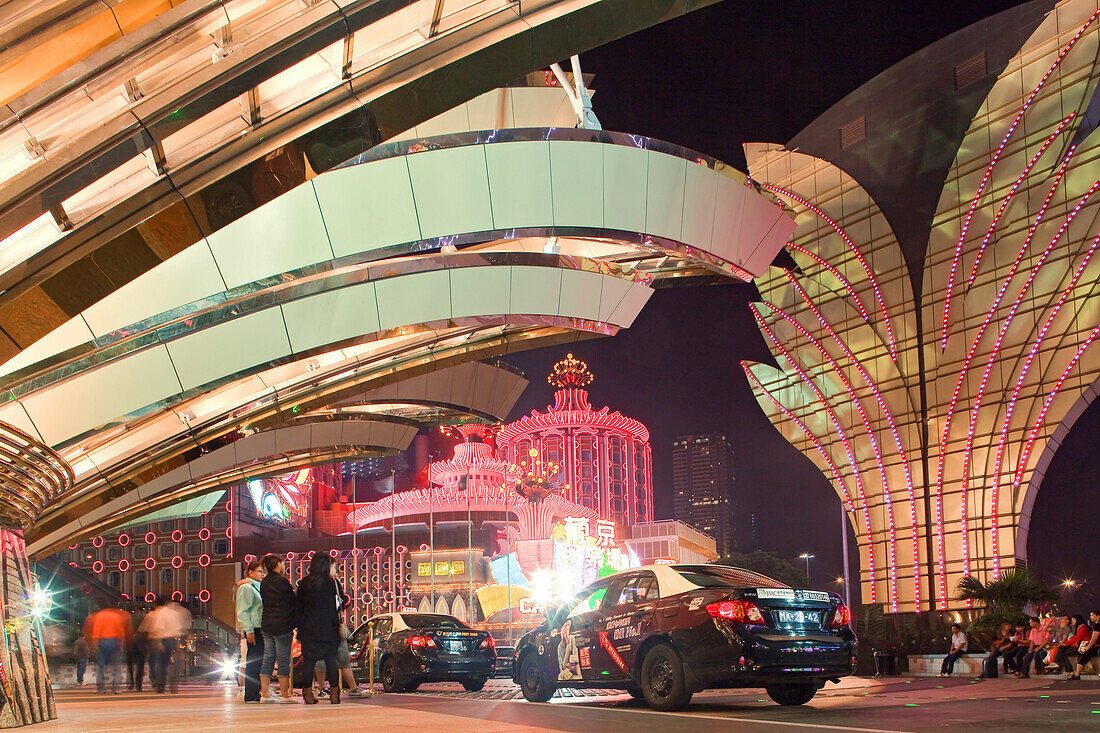 Taxis vor dem beleuchteten Spielkasino Hotel Grand Lisboa bei Nacht, Macao, China, Asien