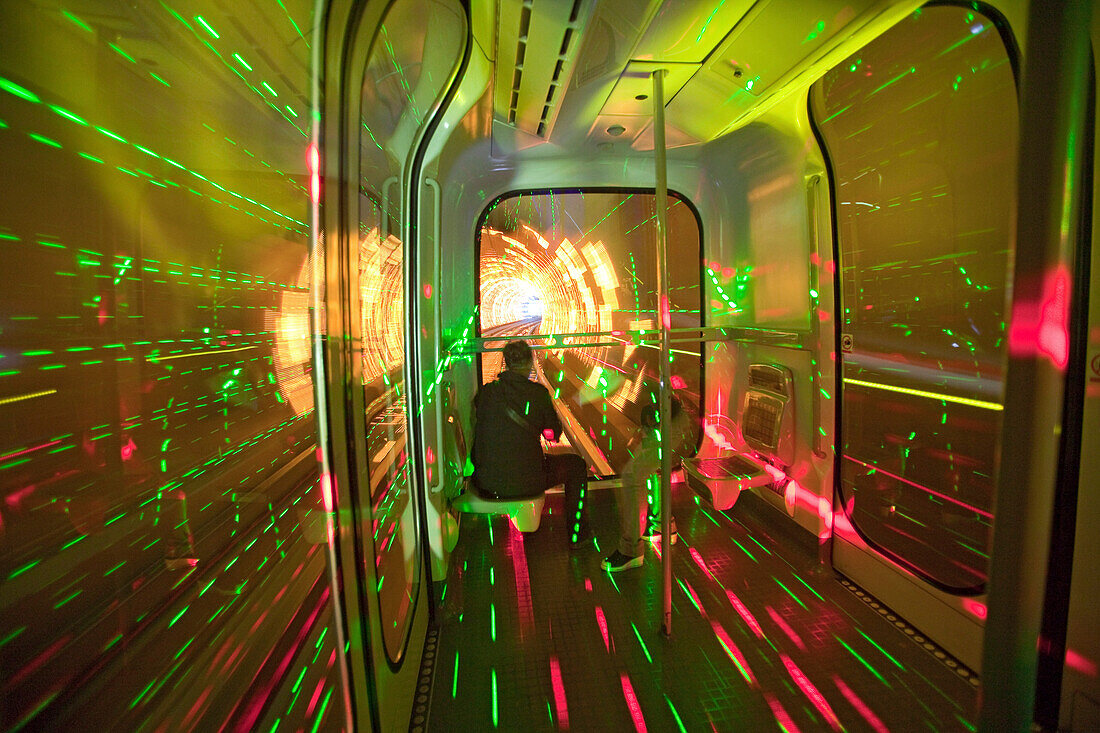 Touristen fahren durch einen Tunnel zwischen Bund und Pudong, Shanghai, China, Asien