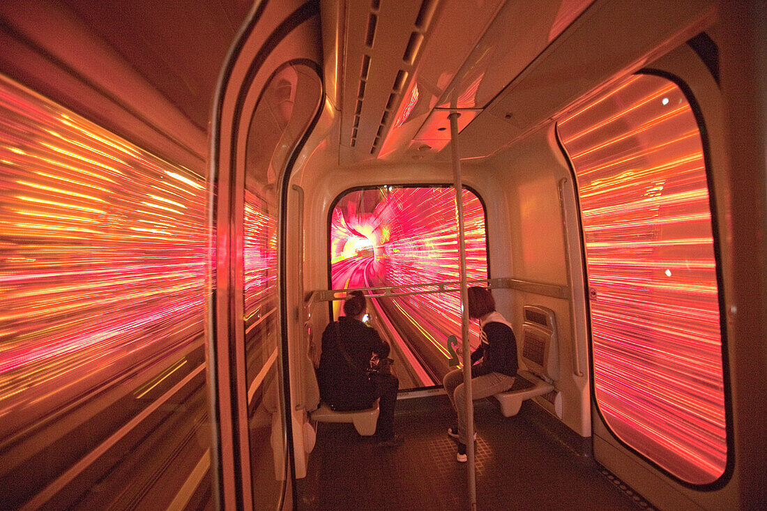 Touristen fahren durch einen Tunnel zwischen Bund und Pudong, Shanghai, China, Asien