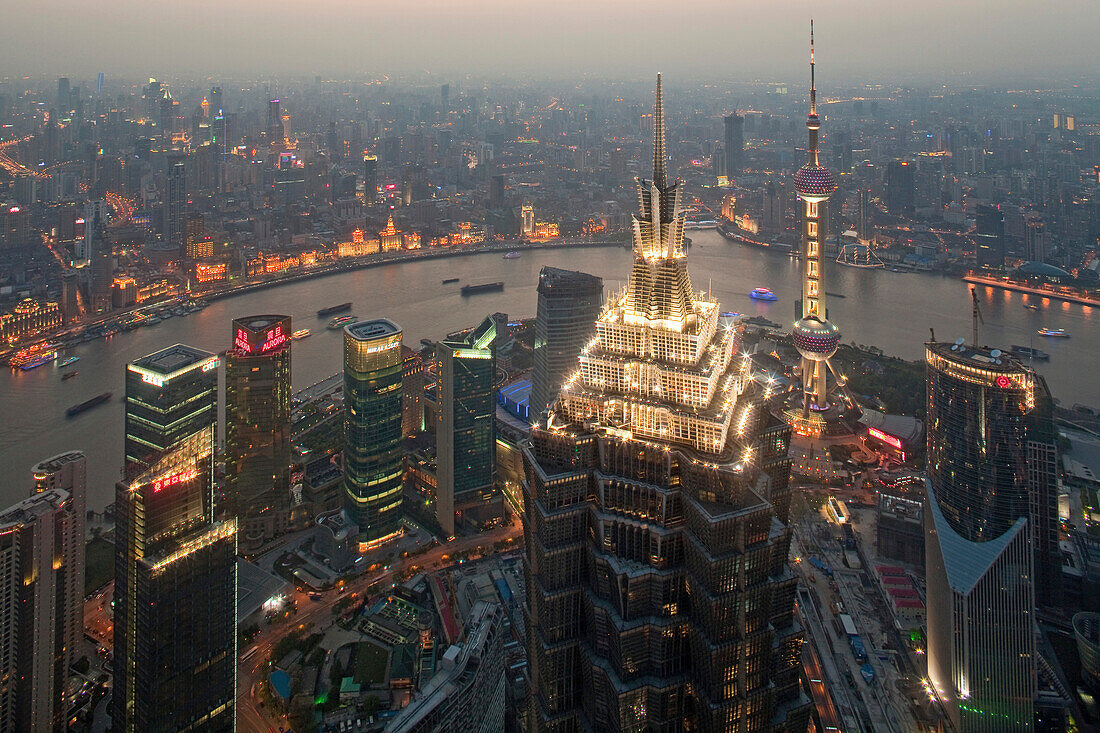 Blick auf beleuchteten Jin Mao Turm, City und Huangpu Fluss am Abend, Bund, Pudong, Shanghai, China, Asien