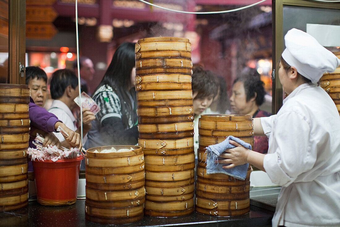 Dampfende Bambuskörbe in der Küche des Huxinting Teehaus, Yu Yuan Garden, Nanshi, Feng Shui, Shanghai, China, Asien