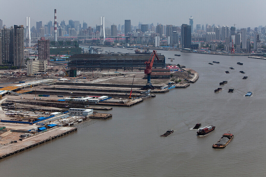 Blick auf den Fluss Huangpu und die Baustelle des Expo Geländes, Shanghai, China, Asien