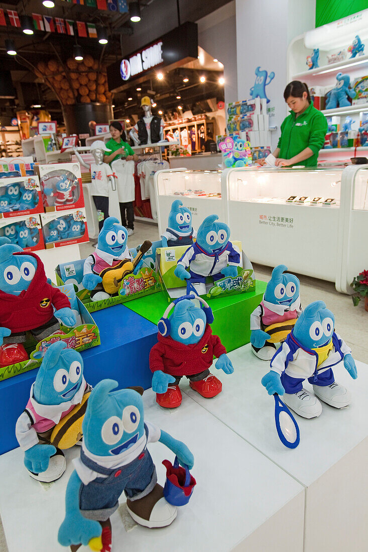 Verkauf von Expo Maskottchen Haibao in einem Laden in der Nanjing Road, Shanghai, China, Asien