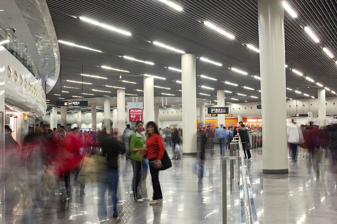 Menschen in der U-Bahnstation, Nanjing Road, Shanghai, China, Asien