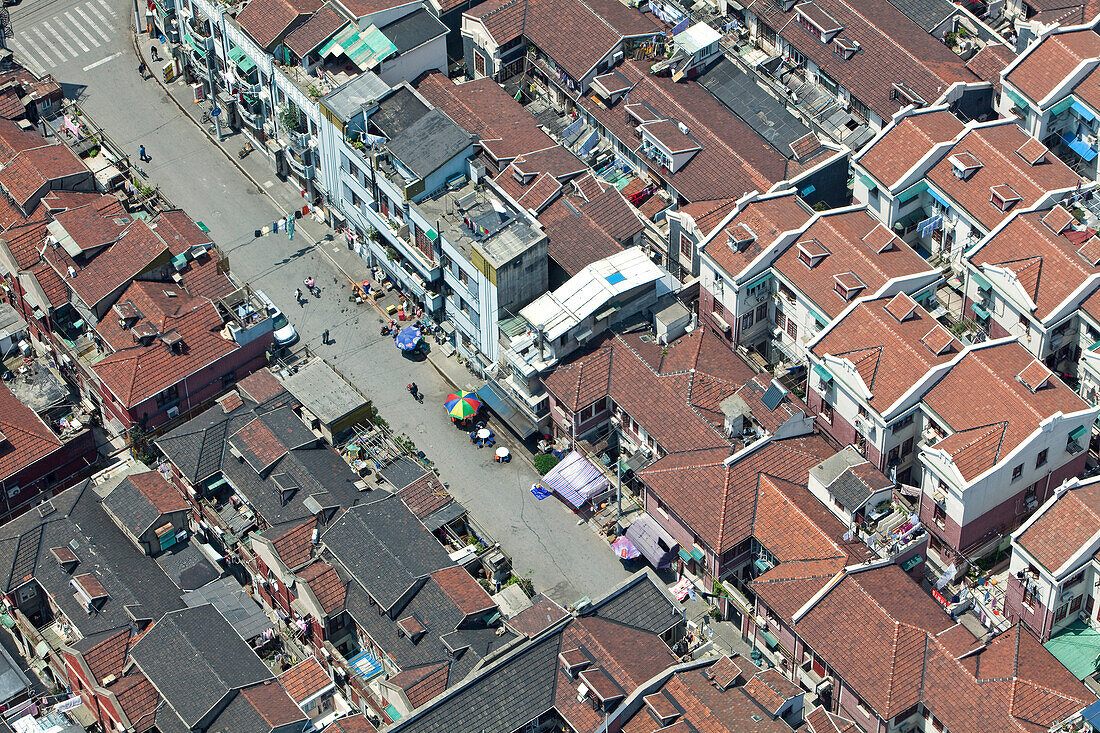 Blick auf traditionelle Häuser in der Innenstadt von Shanghai, China, Asien