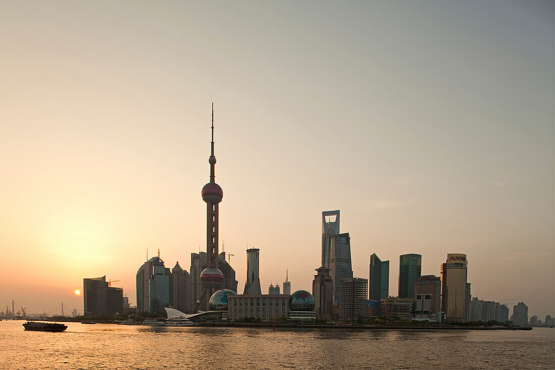 Skyline von Pudong am Huangpu Fluss bei Sonnenaufgang, Pudong, Shanghai, China, Asien