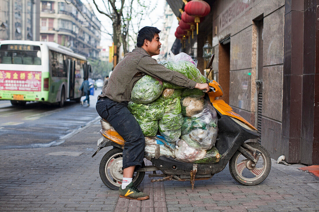 Mann transportiert Gemüse auf einem Motorroller, Fuzhou Road, Shanghai, China, Asien