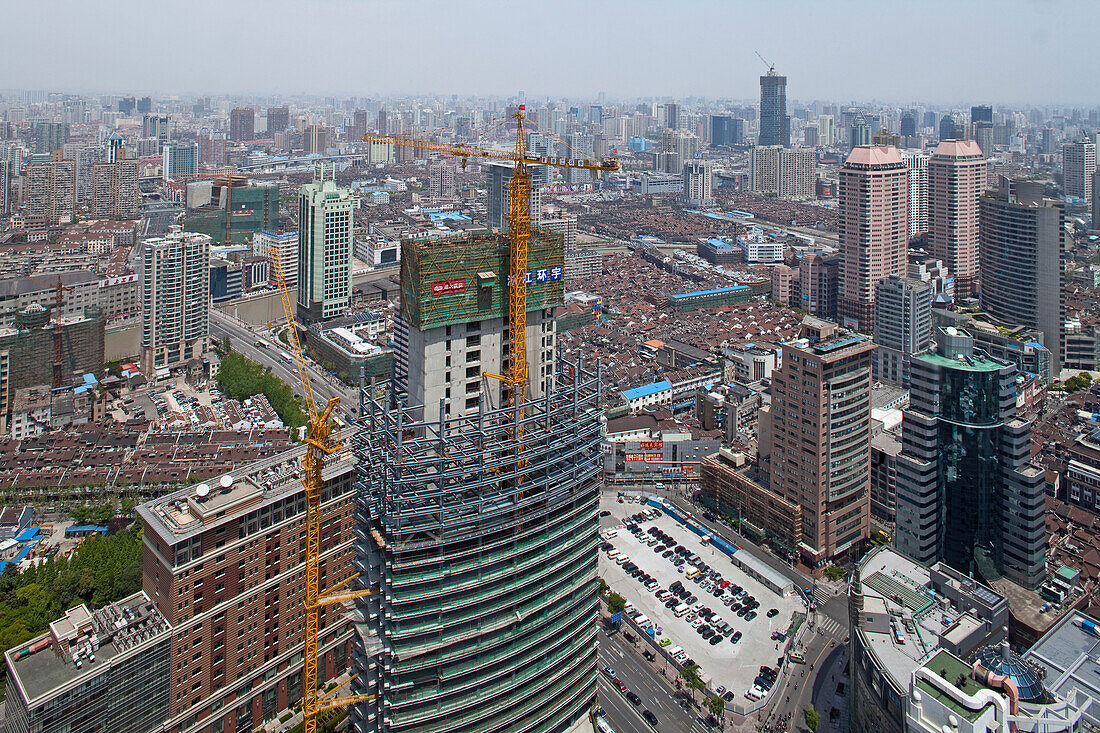 Blick über Hochhäuser in der Innenstadt, Nanjing Road, Shanghai, China, Asien
