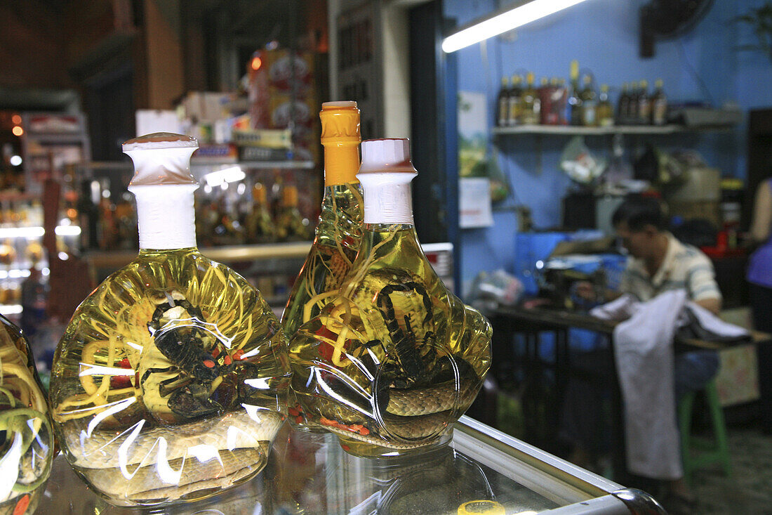 Apotheke in Saigon, Skorpion und Schlange in einer Flasche mit Alkohol, Ho-Chi-Minh Stadt, Vietnam, Asien