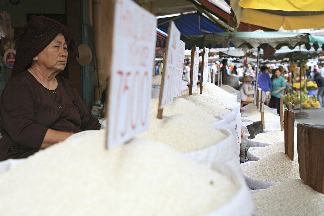 Alte Frau verkauft Reis auf dem Ben-Thanh Markt, Saigon, Ho Chi Minh Stadt, Vietnam, Asien