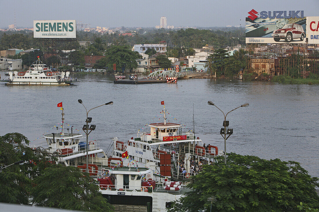 Blick auf Fähren auf dem Fluß Sai Gon, Saigon, Ho-Chi-Minh Stadt, Vietnam, Asien
