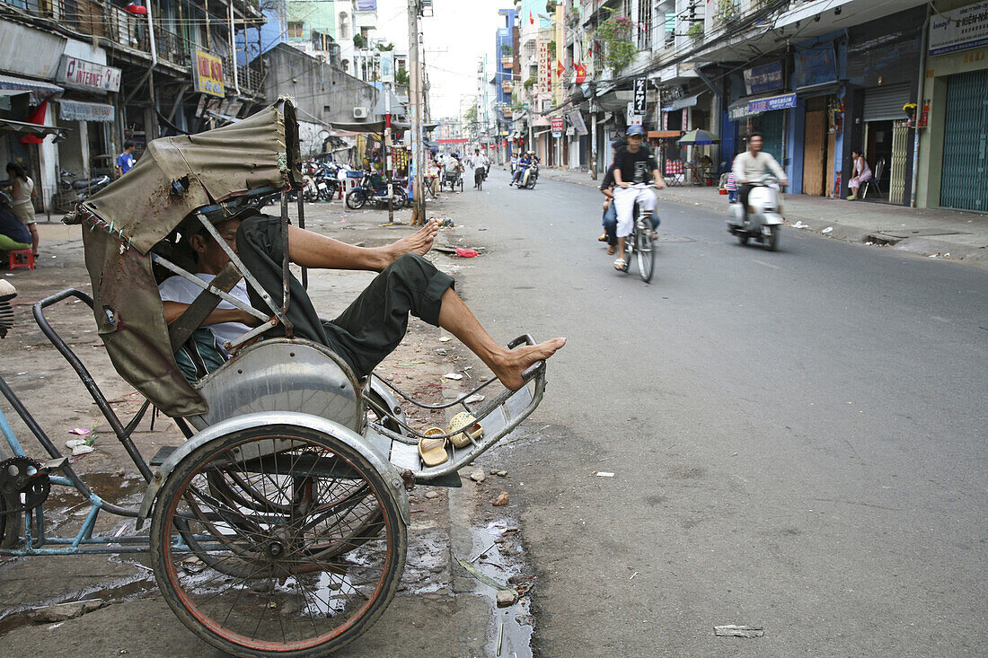 Cyclo, Saigon, Fahrrad-Rikkscha, cyclo taxi, Rikscha, schlafender Fahrrar, Seitenstraße, Vorort Saigon, Vietnam, Asien, Vietnam, Asien