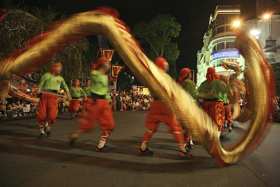 Menschen beim Drachentanz während Tet Fest bei Nacht, Saigon, Ho Chi Minh Stadt, Vietnam, Asien